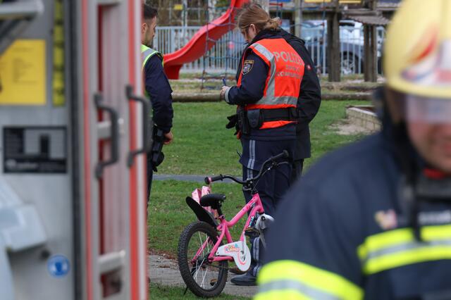 Brand im 11. Stock des Hochhauses in der Traunaustraße in Wels: Die Einsatzkräfte konnten eine bewusstlose Frau retten. | Foto: laumat.at