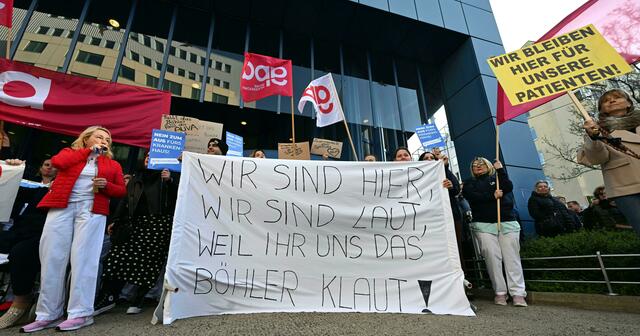 Mit Transparenten und Bannern machten die Spitals-Mitarbeiterinnen und -mitarbeiter auf die chaotischen Zustände aufmerksam. | Foto: HELMUT FOHRINGER / APA / picturedesk.com
