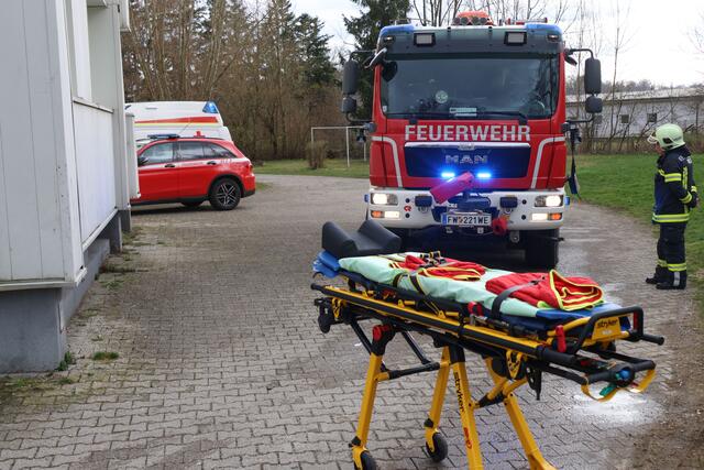 Brand im 11. Stock des Hochhauses in der Traunaustraße in Wels: Die Einsatzkräfte konnten eine bewusstlose Frau retten. | Foto: laumat.at