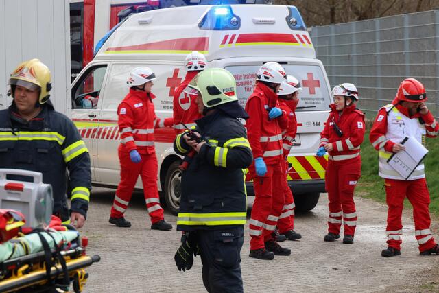 Brand im 11. Stock des Hochhauses in der Traunaustraße in Wels: Die Einsatzkräfte konnten eine bewusstlose Frau retten. | Foto: laumat.at