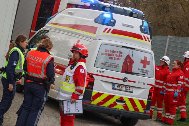 Brand im 11. Stock des Hochhauses in der Traunaustraße in Wels: Die Einsatzkräfte konnten eine bewusstlose Frau retten. | Foto: laumat.at