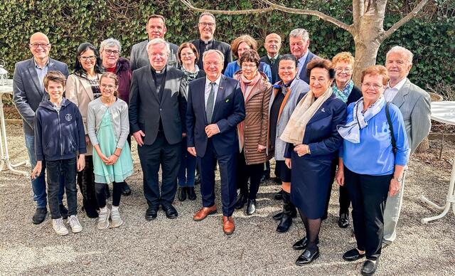 Angeführt von Feldbachs Bürgermeister Josef Ober (M.) machte sich eine Delegation auf in Richtung Graz, um dem ehemaligen Stadtpfarrer zum 60. Geburtstag zu gratulieren. | Foto: Stadtgemeinde Feldbach