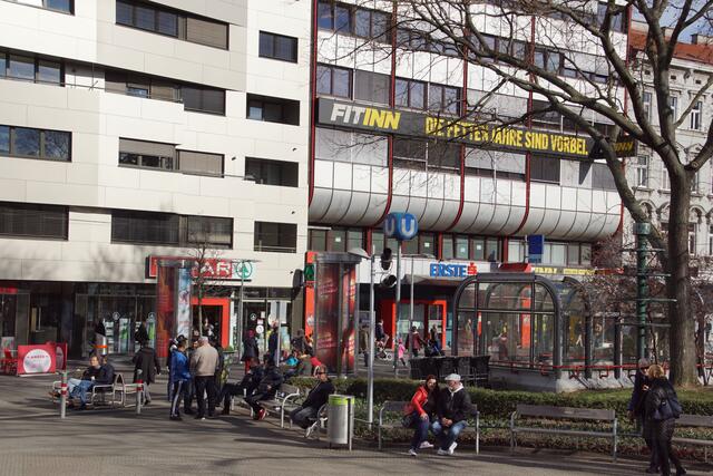 Der Ausgangspunkt der Auseinandersetzung soll laut Infos der Exekutive eine Parkbank nahe des Keplerplatzes gewesen sein. (Symbolbild)