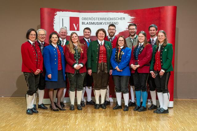 Die neu formierte Bezirksleitung: Das 14-köpfige Team rund um Bezirks-Obfrau Andrea Märzendorfer. | Foto: Christoph Mühlböck