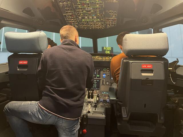 Zwei Piloten während der Simulation, begleitet von Trainer Michael | Foto: Victoria Nagy