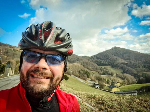 Der Weinburger Michael Kern ist zweimal in der Woche auf dem Rennfahrrad unterwegs oder klettert. | Foto: Privat