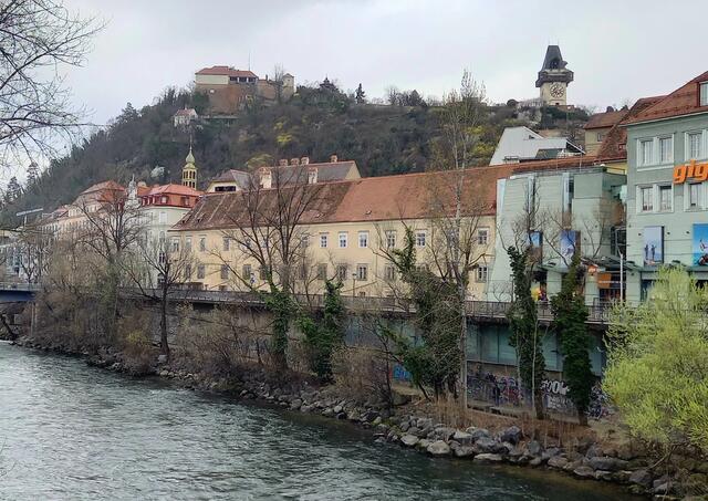 An der Mur mit Blick auf den Schlossberg  | Foto: H.Bachinger 