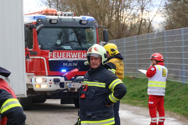 Brand im 11. Stock des Hochhauses in der Traunaustraße in Wels: Die Einsatzkräfte konnten eine bewusstlose Frau retten. | Foto: laumat.at