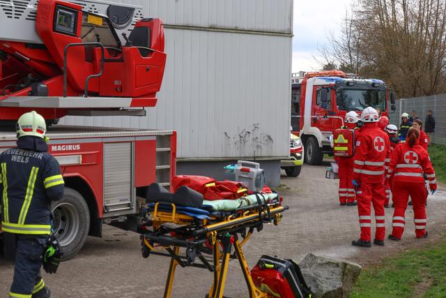 Brand im 11. Stock des Hochhauses in der Traunaustraße in Wels: Die Einsatzkräfte konnten eine bewusstlose Frau retten. | Foto: laumat.at
