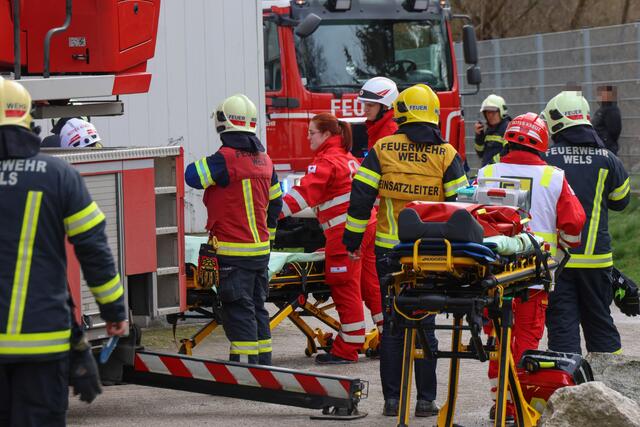 Brand im 11. Stock des Hochhauses in der Traunaustraße in Wels: Die Einsatzkräfte konnten eine bewusstlose Frau retten. | Foto: laumat.at