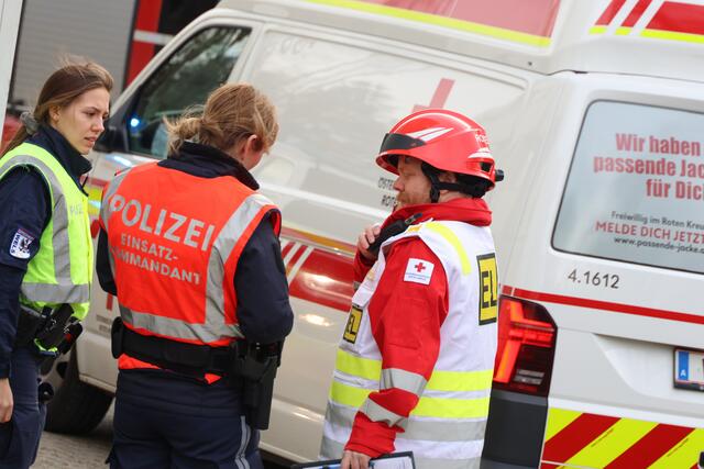 Brand im 11. Stock des Hochhauses in der Traunaustraße in Wels: Die Einsatzkräfte konnten eine bewusstlose Frau retten. | Foto: laumat.at
