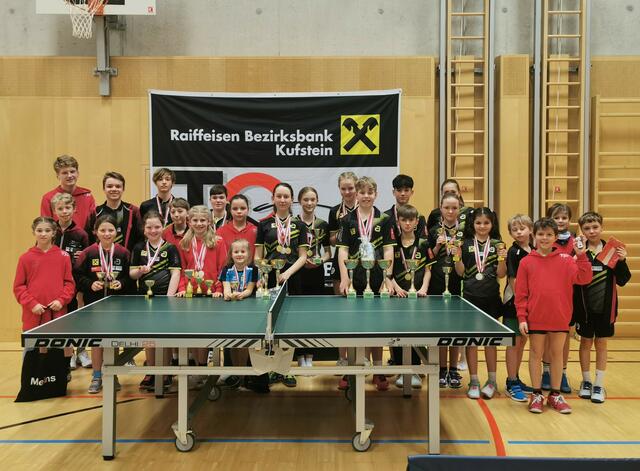 Über 80 Teilnehmer:innen in Kirchbichl. Im Bild: die Tiroler Titelträger, Finalisten und Drittplatzierten. | Foto: TTC Raiba Kirchbichl