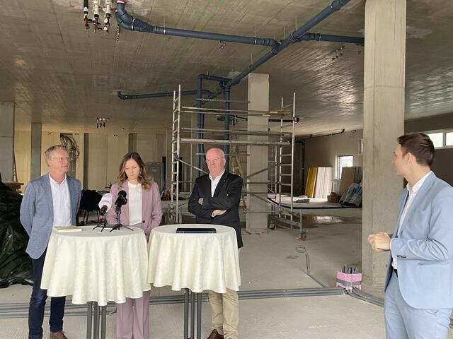 Bei der Pressekonferenz in Thalgau. Bürgermeister Johann Grubinger (links), Jugend-Staatssekretärin Claudia Plakolm und der Geschäftsführer der Salzburg Wohnbau GmbH Christian Struber (rechts). | Foto: Emanuel Hasenauer