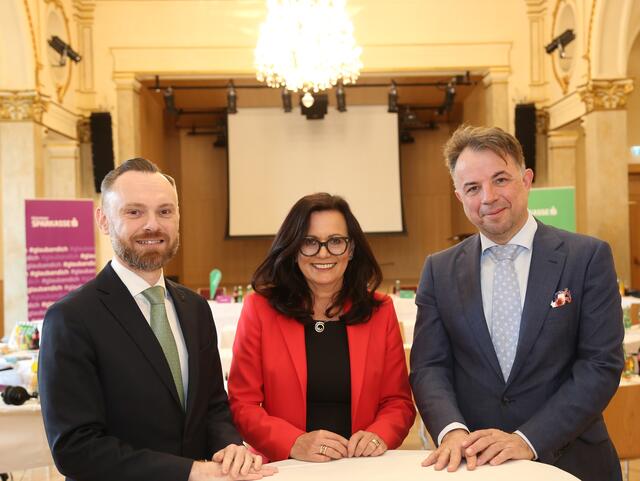 Die Kärntner Sparkasse-Vorstände Michael Koren, Mag. Ulrike Resei und Mag. Siegfried Huber (Vorstandssprecher) sind stolz auf das anhaltende Kundenwachstum. | Foto: Kärntner Sparkasse/Hannes Krainz