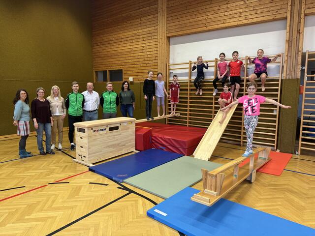 Dank zahlreicher Unterstützer gibt's für die Diersbacher Volksschüler neues Sportgerät. | Foto: Union Diersbach