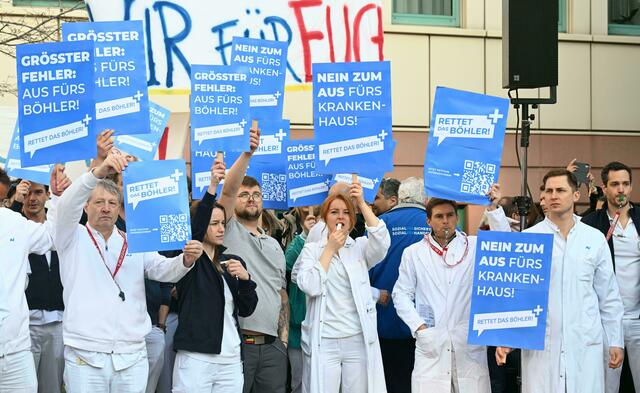Der Betriebsrat der Lorenz Böhler-Belegschaft drohte im Vorfeld mit einem handfesten Streik, sollten bis nächsten Mittwoch nicht drei Forderungen erfüllt sein. Auf dem Bild: der Warnstreik vor dem Lorenz Böhler vor zwei Tagen. | Foto: HELMUT FOHRINGER / APA / picturedesk.com