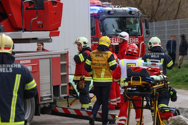 Brand im 11. Stock des Hochhauses in der Traunaustraße in Wels: Die Einsatzkräfte konnten eine bewusstlose Frau retten. | Foto: laumat.at