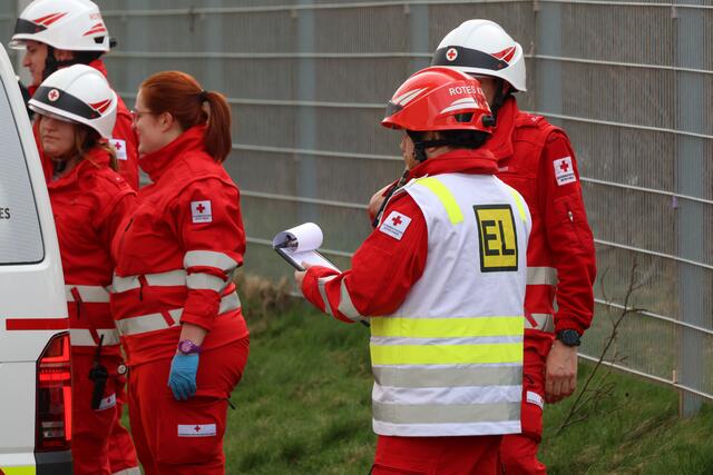 Brand im 11. Stock des Hochhauses in der Traunaustraße in Wels: Die Einsatzkräfte konnten eine bewusstlose Frau retten. | Foto: laumat.at