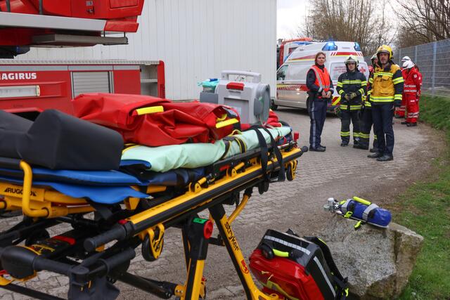 Brand im 11. Stock des Hochhauses in der Traunaustraße in Wels: Die Einsatzkräfte konnten eine bewusstlose Frau retten. | Foto: laumat.at