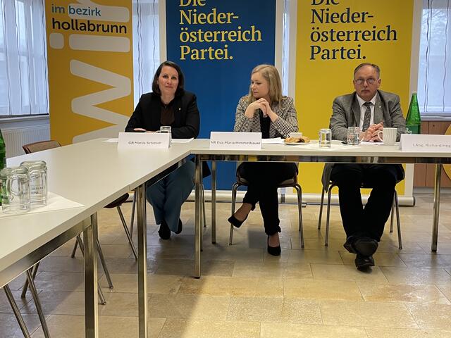 Sehr emotional gibt Eva-Maria Himmelbauer ihre Entscheidung bekannt, nicht mehr als Spitzenkandidatin für die Nationalratswahl zu kandidieren. | Foto: Alexandra Goll