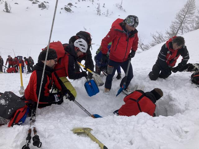 Die Bergretter trainierten die Rettung von verschütteten Personen. | Foto: Bergrettung Steiermark