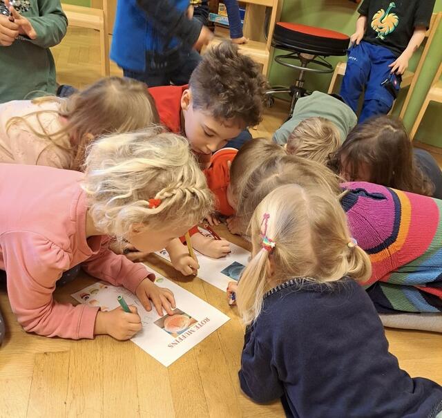 Die Kinder des Öblarner Kindergartens setzten sich über einen längeren Zeitraum mit dem Thema "Demokratie" auseinander. | Foto: Pfarrkindergarten Öblarn