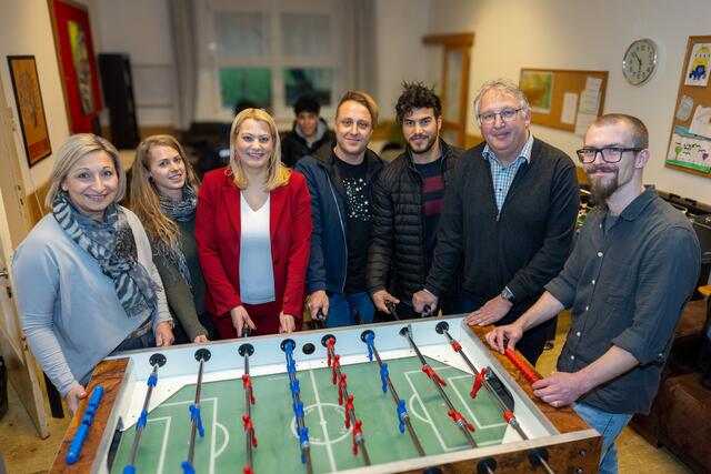 Landesrätin Daniela Winkler (3.v.l.) mit Landtagsabgeordnete Bürgermeisterin Claudia Schlag (l.) und Günter Kroiss (2.v.r.) sowie Mitarbeitern des JUZ Mattersburg. | Foto: Landesmedienservice Burgenland