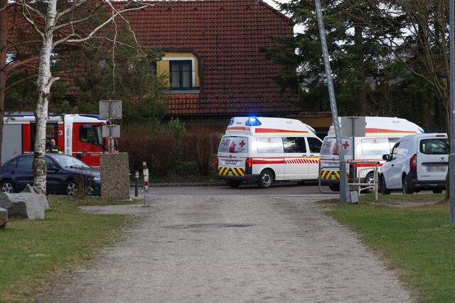 Brand im 11. Stock des Hochhauses in der Traunaustraße in Wels: Die Einsatzkräfte konnten eine bewusstlose Frau retten. | Foto: laumat.at