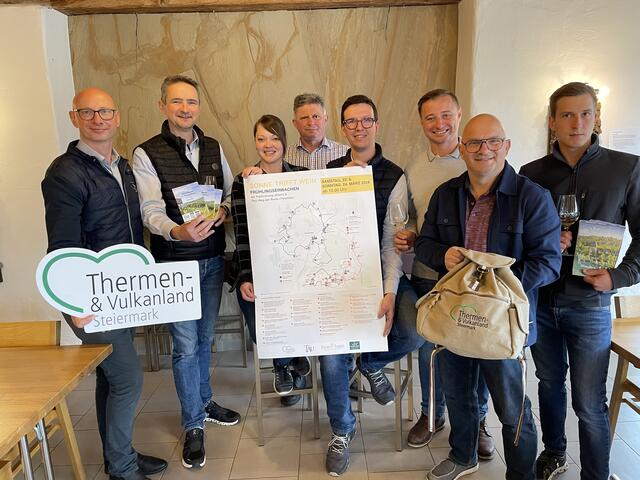 Die  Abordnungen der Gemeinden und der Weinbauvereine freuen sich gemeinsam mit Christian Contola (l.) als Tourismusvertreter auf den Start der Wandersaison.  | Foto: RegionalMedien