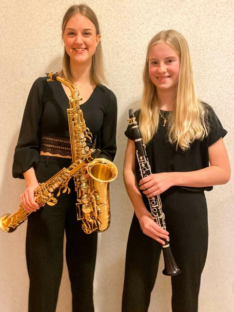 Eva Geyerhofer und Marie Reitböck präsentieren ein Solo. | Foto: MV Geiersberg
