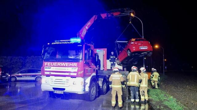 Abtransport mit dem Kran. | Foto: Thomas Lenger, Monatrevue