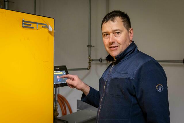 Markus Oberessl kann zentral die gesamte Anlage die vier Haushalte versorgt steuern | Foto: Andreas Lutche