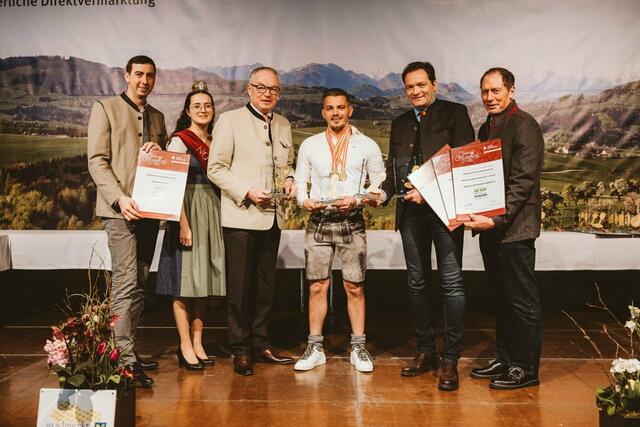 14 Auszeichnungen, darunter vier "Goldene Stamperl", nahm Marcel Puchas (3. von rechts) von der Kukmirner Destillerie Puchas entgegen. | Foto: Michael Schafranek