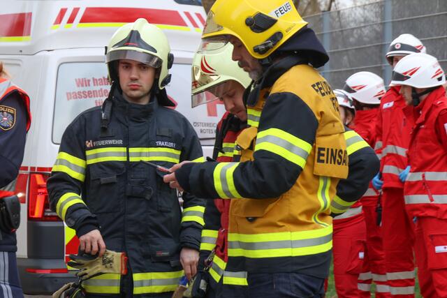 Brand im 11. Stock des Hochhauses in der Traunaustraße in Wels: Die Einsatzkräfte konnten eine bewusstlose Frau retten. | Foto: laumat.at