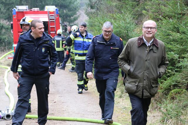 In der Zusammensetzung von örtlichen Kräften, Sonderdienst Waldbrand, Katastrophenhilfsdienst, Bezirksführungsstab und Österreichischen Bundesforste, wurde ein Szenario einen Nachmittag lang erfolgreich geübt. | Foto: Florian Stierschneider