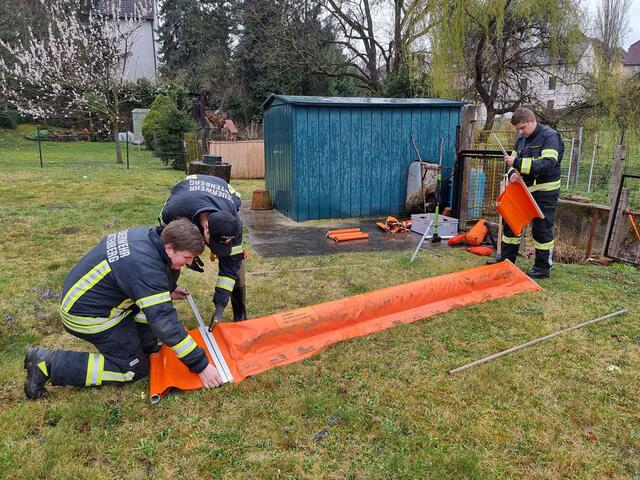 Öl gelangte in Berndorf  in den Veitsauerbach. | Foto: BFKDO BADEN / Stefan Schneider