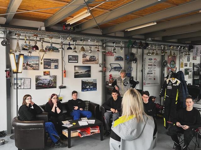 Beim gemeinsamen Vorbereitungstag wurden die Schüler vom gesamten Team gebrieft und optimal vorbereitet | Foto: Luca Pröglhöf Racing