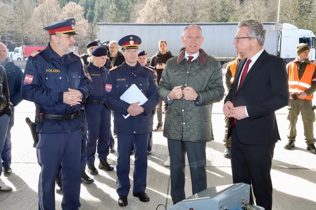Chefinspektor Fritz Grundnig, Landespolizeidirektor Gerald Ortner, Innenminister Gerhard Karner und Landeshauptmann Christopher Drexler (v.l.). | Foto: Alfred Mayer