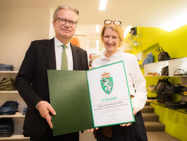 Landeshauptmann Christopher Drexler gratulierte Geschäftsführerin Ulrike Stibor-Stark zur Verleihung des steirischen Landeswappens.  | Foto: Karl Schrotter