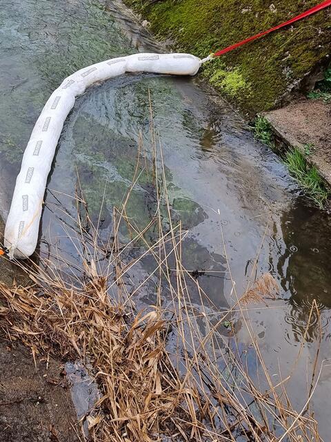 Öl gelangte in Berndorf  in den Veitsauerbach. | Foto: BFKDO BADEN / Stefan Schneider