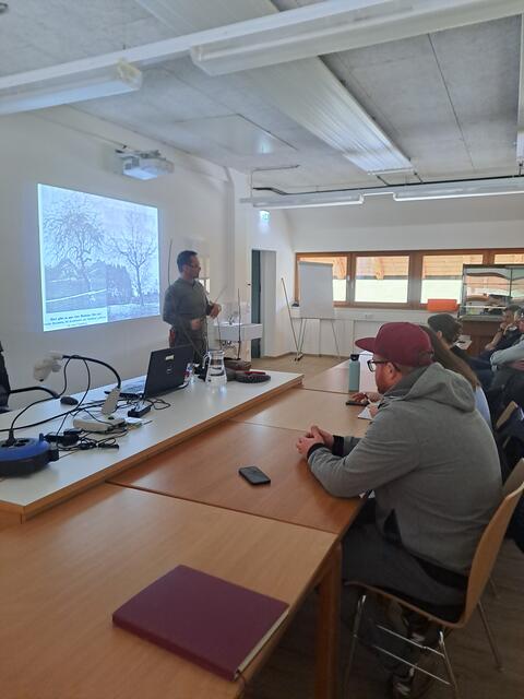 Im theoretischen Teil des Kurses wurden die Grundlagen des Obstbaumschnittes vermittelt | Foto: Biosphärenpark Salzburger Lungau