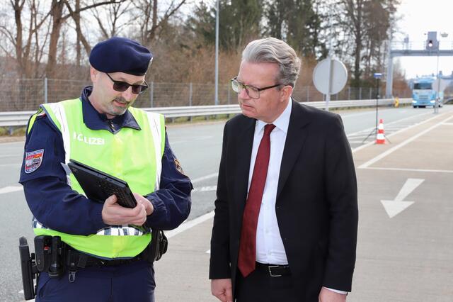 AI Hubert Petz erklärte LH Christopher Drexler das Farhtenschreiberfernauslesegerät. | Foto: Alfred Mayer