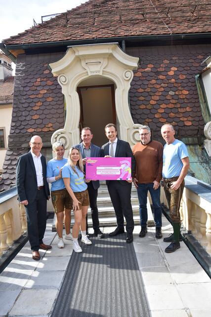strahlende Sieger, Gesundheitslandesrat Karlheinz Kornhäusl (3. v.r.) überreichte den Siegerscheck und SPORTUNION Steiermark Präsident Stefan Herker (1. v.l.) gratulierte herzlichst