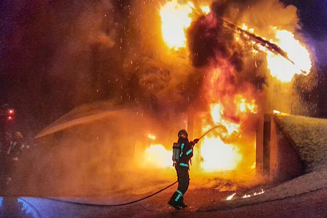 Nächtlicher Großeinsatz bei Garagenbrand. | Foto: FF Bad Goisern