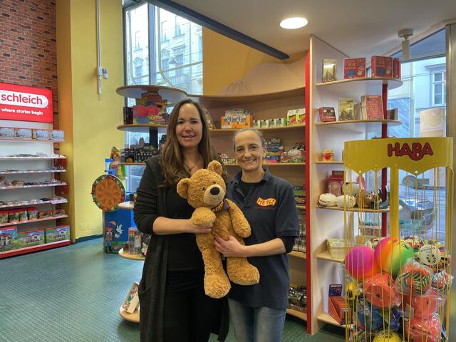 Heidemarie Heinz (l.), Chefin von Spielwaren Heinz, und die Filialleiterin freuen sich mit Maskottchen Sam über die Eröffnung des Geschäfts auf der Wieden. | Foto: Marlene Graupner