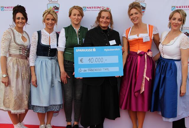 Die Macherinnen überreichten an Gabi Plattner (Mi.) einen Scheck über 10.000 Euro. | Foto: Maierl-Alm/S. Hoffmann