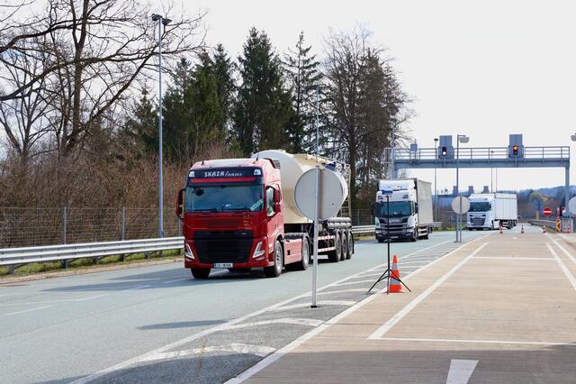 Die LKW wurden auf den Verkehrskontrollplatz Ilztal abgeleitet. | Foto: Alfred Mayer