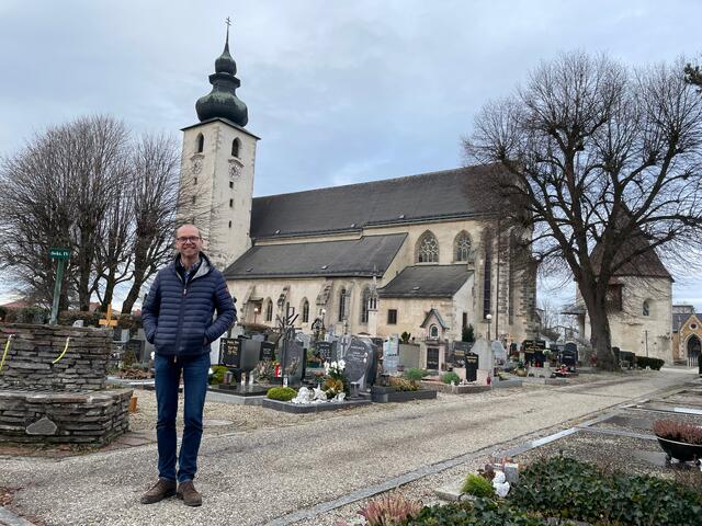 Pfarrleiter Enns-St. Laurenz: Harald Prinz vor der Basilika der Pfarre. | Foto: Losbichler