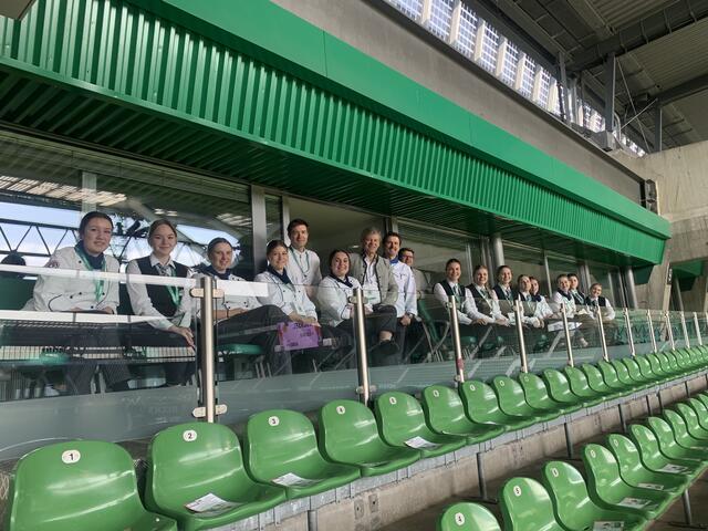 Die Tourismusschüler*innen im Weser-Stadion des SV-Werder Bremen mit Fachvorstand Peter Dornauer. | Foto: ZTS