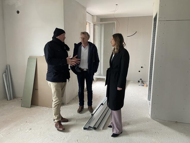 Beim Rundgang durch die Baustelle in Thalgau. | Foto: Emanuel Hasenauer
